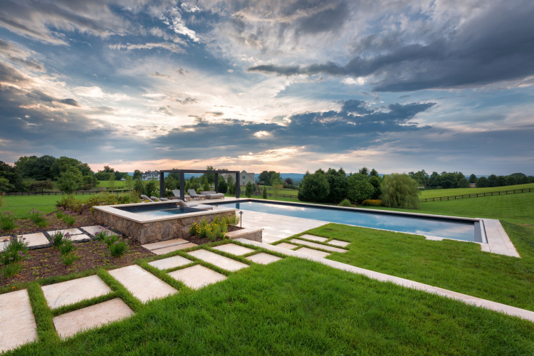 Modern Farmhouse Lawn Maintenance for Perfectly Trimmed Details