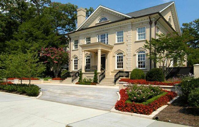 circular driveway entry to beautiful home